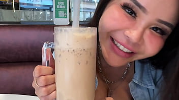 Mendaki Gunung Hanya Dengan Cewek Asia Yang Menggoda