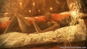 Gadis India Montok Dengan Payudara Mungil Yang Menggoda