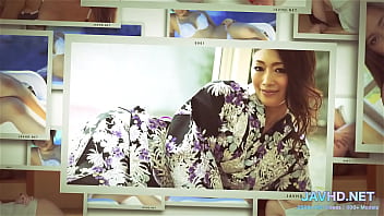 Gadis Jepang Dengan Semak Lebat Yang Menggoda