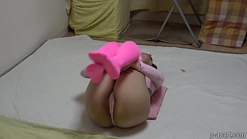 Gadis Jepang Berlatih Dengan Leotard Merah Muda Yang Ketat