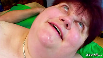 Tante Gemuk Berisi Digencet Kasar Oleh Anak Tirinya