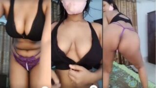 Gadis Desi Telanjang Menggoyangkan Tubuhnya Dengan Sensual Demi Memenangkan Permainan Daring