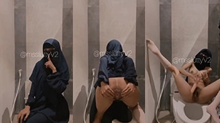 Lutty Berjilbab Menggoda, Menggairahkan Diri Di Kamar Mandi Mal