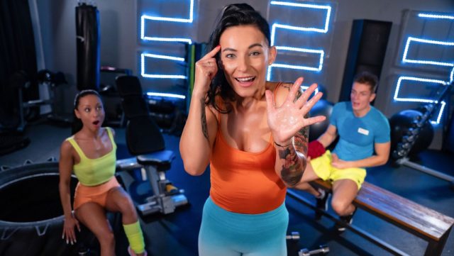 Pesta Tiga Seks Di Gym: Dua Wanita Cantik Dan Pria Bertongkat Besar