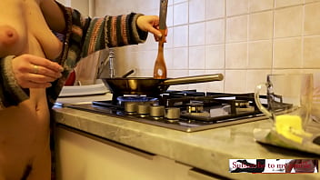 Memasak Telanjang Dengan Thelma: Episode 1 – Panasnya Dapur Dan Tubuh Yang Menggoda