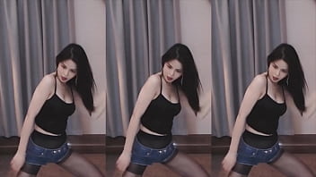 Cô Gái Trung Quốc Uốn éo Quyến Rũ Trên Boong Tàu
