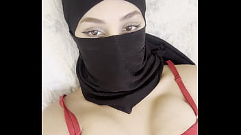 Gadis Berhijab Arab Dalam Niqab Perlahan Memamerkan Payudara Besar Dan Montoknya