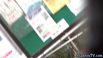 Pelacur Jepang Mengencingi Di Alam Terbuka