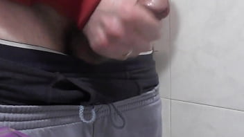 Masturbándome Hasta El Orgasmo En El Baño De Mi Suegra.