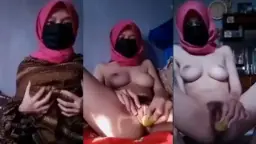 Gadis Berjilbab Bikin Konten Panas Untuk Omek