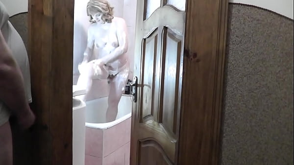 Anak Tiri Mandi, Ayah Tiri Mengintip, Merangsang Diri Dan Memancarkan Hasrat Di Bawah Pintu Kamar Mandi.