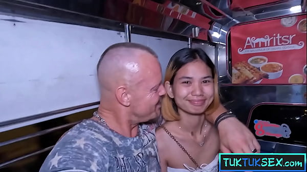 Gadis Thailand Mungil Digoyang Di Tuk-tuk Pattaya Sampai Klimaks