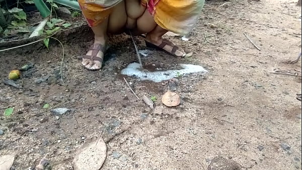 Tante Desi Buang Air Kecil Di Alam Liar, Wajib Tonton!