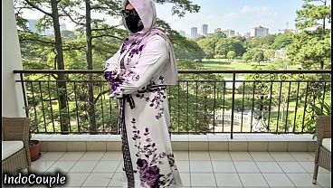 Istri Berjilbab Genit Yang Doyan Selingkuh, Tersesat Di Koridor Kampus Dan Menemukan Hasratnya Bersamaku