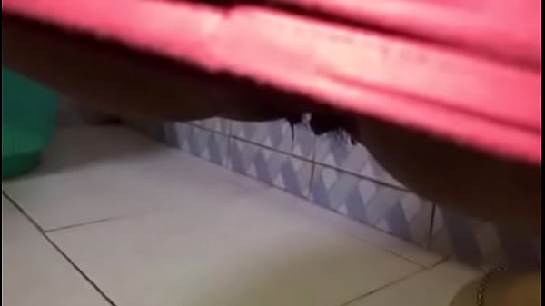 Desi Pacar Mandi Sambil Buang Air Kecil