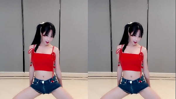 Cô Gái Trung Quốc Quyến Rũ Nhảy Múa Trong Chiếc Váy đỏ Rực Lửa