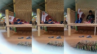 Gadis Muda Heboh Beraksi Mesum Di Gubuk Tempat Wisata