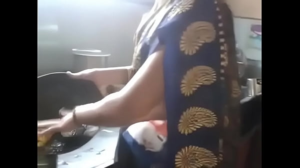 Tante India Desi Kannada Dengan Pusar Seksi Dan Pinggul Menggoda