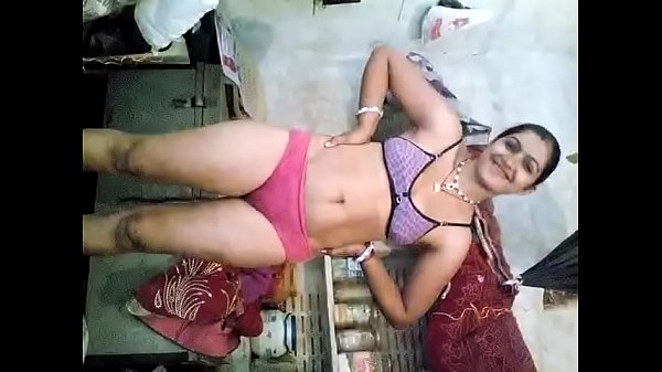 Desi Gadis Panas Bergoyang Dengan Lagu Yang Bikin Panas