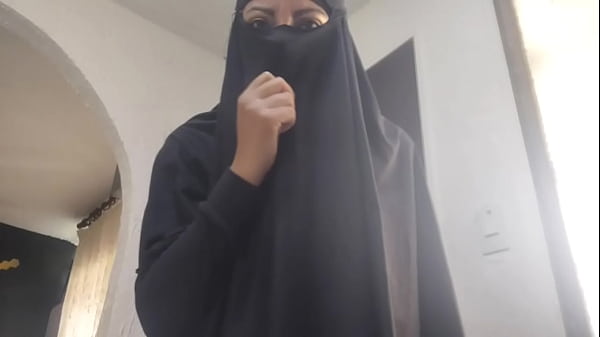 Arab Milf Menggairahkan, Mengocok Memek Sampai Muncrat Dan Orgasme Kasar Di Webcam Sambil Berhijab