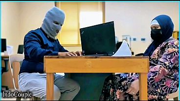 Istri Berhijab Yang Nakal Menggoda Teman Kantor, Asyik Memuaskan Hasratnya Dengan Vibrator Kesayangan.
