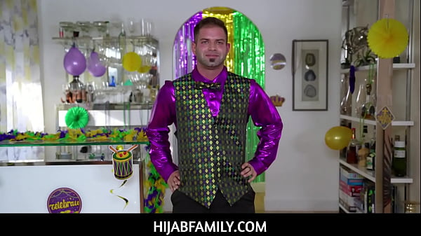 Violet Gems, Si Gadis Berhijab Yang Panas, Menikmati Sesi Manik-manik Liar Sebelum Mengasah Keahlian Oralnya Untuk Nicky.