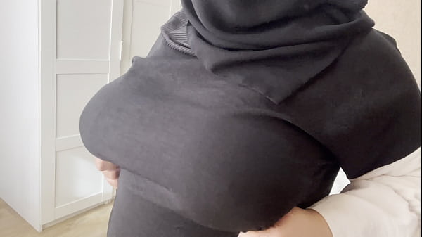 Istri Arab Temanku Memamerkan Payudaranya