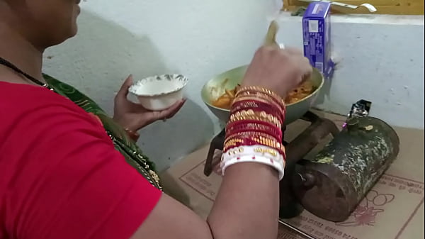 रसीली मैड को किचन स्टैंड पर चिकन बनाते हुए जोरदार चोदा