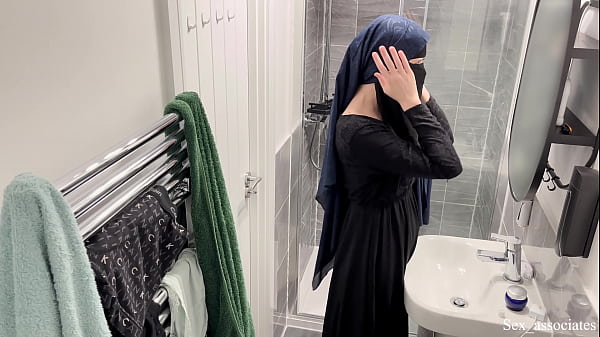 Astaga, Baru Tahu Cewek Arab Bisa Sebegitunya. Gue Lihat Cewek Muslim Berhijab Lagi Asyik Sendiri Di Kamar Mandi.