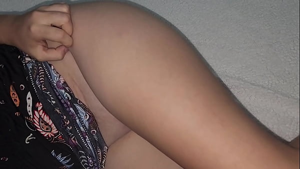 Adik Tiriku Yang Seksi, Sengaja Memamerkan Pantatnya Saat Kami Nonton Tv