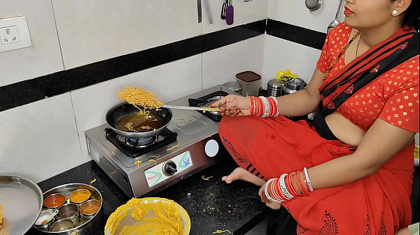 दिवाली की रौनक में कोमल नमकीन बनाते हुए, उसका देवर भाभी को चटोरा प्यार देने आ धमका
