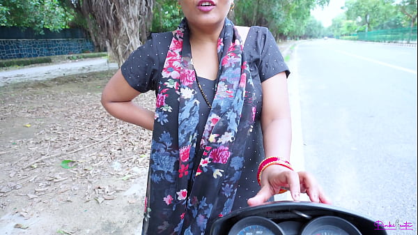 Bhabhi Nakal India Melayani Klien Di Pinggir Jalan, Digituin Doggystyle Sambil Merintih Bahasa Hindi.