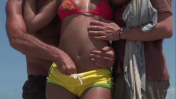 Tiga Badan Bergelora Di Pantai Dengan Mama Hitam Yang Menggoda