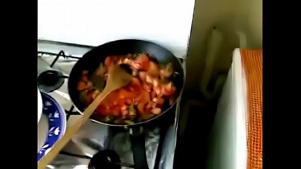 Desi Bhabhi Menggoda Sambil Memasak, Mulutnya Sibuk Di Dapur