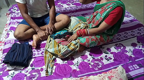 गरीब लड़की को कपड़े बेचते देखकर, पैसे के लालच में उसकी चुदाई की