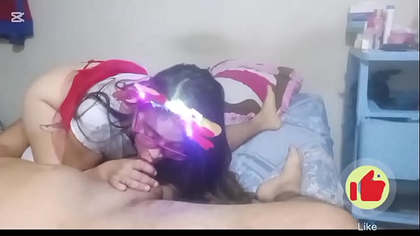 Hijastra Caliente Sorprende A Su Padrastro Con Una Noche NavideÑa Llena De Placer Y Deseo