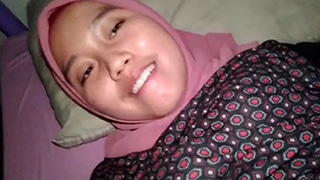 Mahasiswi Berjilbab Digoda Mesra Oleh Kekasih