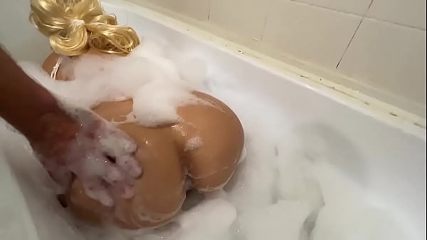 Anak Tiri Masuk Ke Kamar Mandi Ibunya Dan Membantu Mandi, Lalu Mereka Berhubungan Intim Dari Belakang Dan Oral