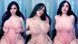 Alondra Pakai Lingerie Tembus Pandang, Payudara Besarnya Menggoda