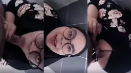 Jilbab Hitam, Bibir Nungging Di Dalam Toilet, Siap Melayani.