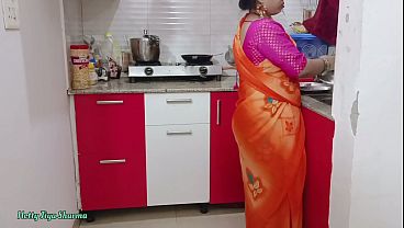 Desi Bhabhi Digoyang Ganas Di Dapur, Kontol Besar Sampai Tembus Belakang