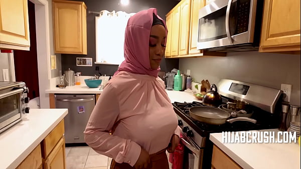Goyangan Hijab Lily Starfire Bikin Mampus, Montok Mulus Bergoyang Gila