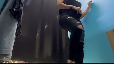 Ganti Baju Di Ruang Ganti, Cewek Rusia Montok Dengan Pentil Tembus.