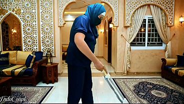 Pelayan Rumah Tangga Indonesia Berjilbab Disuruh Hisap Kontol Bos Dan Telen Mani.