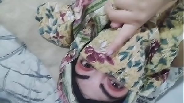 Istri Arab Berjilbab Menggairahkan Mengocok Memek Sembur Basah Orgasme Saat Suami Sholat Di Ruang Lain