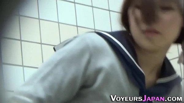 Remaja Jepang Menggoyang Kacang