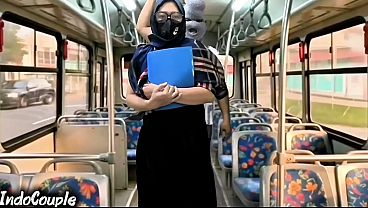 Ibu Muslim Abis Pulang Kuliah Sendirian Di Bis, Langsung Digarap Stranger Pake Hijabnya