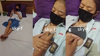 Masih Pake Baju Seragam Sekolah, Tapi Udah Gak Sabar Buka-buka Di Kelas.