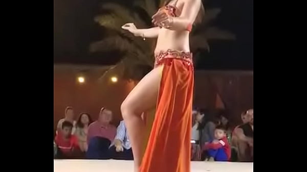 Tarian Desi Bikin Makin Basah, Goyangannya Bikin Ngilu Di Paha.