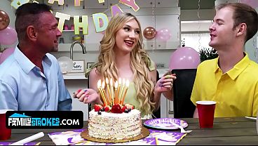 Anak Tiri Montok Mungil Daisy Lavoy Mainin Kontol Bokap Sambil Nungging Liar.